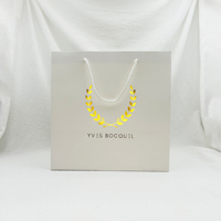 Sac en papier carte blanc de luxe personnalisé avec logo en feuille d'or pour faire du shopping Sac d'emballage pour cadeau vêtement robe avec poignée