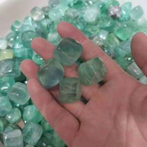 <span class=keywords><strong>Piedra</strong></span> Preciosa de Fluorita <span class=keywords><strong>Verde</strong></span> Pulida <span class=keywords><strong>Natural</strong></span>, <span class=keywords><strong>Piedra</strong></span> Rodada Curativa, <span class=keywords><strong>Piedra</strong></span> Rodada Económica en Existencia para la Venta - Product Image 1