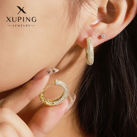 Joyería Xuping al Por Mayor Dubái Aretes de Aro Pequeños Tipo Huggie para Mujer Chapados en Oro de 14K y 18K con Diseño de Flor Cuadrada Congelada a la Moda