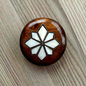 Élégante boîte de rangement décorative en nacre (MOP) faite à la main, organisateur de bijoux, coffre de rangement haut de gamme pour un salon élégant - Product Image 1