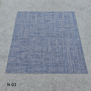 Dalles de moquette commerciales 50x50cm ignifuges en PP teint à boucles, idéales pour bureaux, salles de réunion, salles de billard, gymnases et studios. - Product Image 1