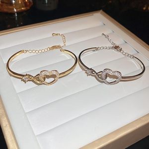 Regali per la mia figlia: Braccialetti a cuore infinito con scritta 'Per sempre collegati' e 'Amore infinito per sempre' da parte della mamma. Regalo ispiratore. - Product Image 3