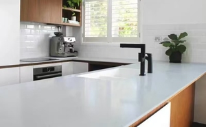 Losa de piedra de cuarzo blanco Calacatta, hoja de cuarzo suave sin costuras de belleza atemporal para renovación de baño de cocina - Product Image 4