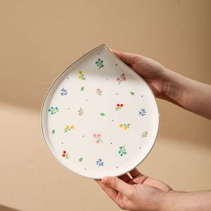 Assiette occidentale simple en céramique, irrégulière, pour la maison, pour dîner, dessert, petit-déjeuner, gâteau, motif floral, en forme de cœur, en stock - Product Image 6