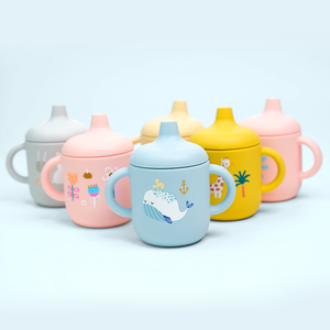 Gobelet d'apprentissage en silicone pour bébé avec poignées, tasse à eau pour enfants et tout-petits, vaisselle pour repas, logo personnalisé, vente en gros - Product Image 1