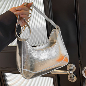 Bolsa de axila con brillo metálico con decoración de cadena, de moda y llamativa - Product Image 1