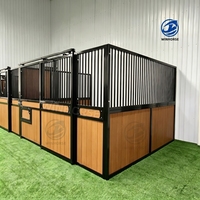 Box d'écurie portable pré-assemblée, durable, avec porte coulissante/battante et cadre en acier robuste pour utilisation intérieure et extérieure