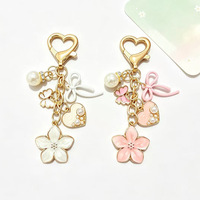Porte-clés élégant classique avec pendentif cœur et nœud, imitation perle, matériau émail goutte d'huile, porte-clés papillon coloré, accessoires de sac mignons