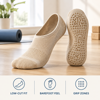 Chaussettes de yoga respirantes en maille à coupe basse, avec grip souple, ajustement flexible, zones de couverture directionnelle, construction à bout plat, pour la pratique pieds nus
