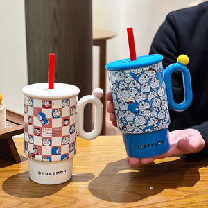 Taza de cerámica Doraemon de gran capacidad con tapa y asa, pintada a mano con colores bajo el esmalte, perfecta para regalo de pareja. - Product Image 5