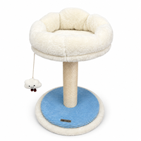 Arbre à chat élégant en forme de nuage avec lit en fausse fourrure blanche, griffoir en sisal et jouet nuage suspendu pour chats d'intérieur