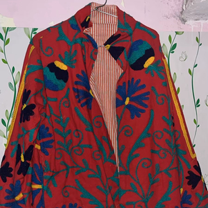 Chaqueta acolchada Kantha Floral transpirable hecha a medida con concha de seda de estilo vintage y forro de algodón para tiendas de moda boutique - Product Image 1