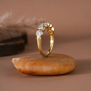 Bague demi-éternité minimaliste en or jaune 100 % pur pour femme, sertie de diamants de laboratoire taille brillant, collection KRUP JEWELS - Product Image 1