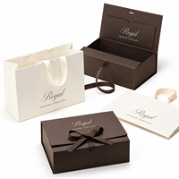 Boîte cadeau royale pliable rigide magnétique personnalisée de luxe avec ruban, poignée et logo en feuille d'or pour emballage de bijoux et produits de beauté