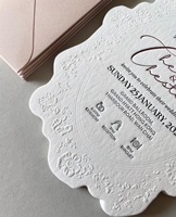 Ensemble d'invitations de mariage élégantes en papier de coton vintage de luxe, bordure blanche en relief avec rose, accent bordeaux, thème romantique de jardin