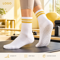 Chaussettes Pilates Grip Studio à rayures, semelle intégrale, ajustement parfait, taille graduée, blanches, à deux rayures au bord, pour un maintien optimal