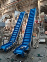 Convoyeur à bande modulaire automatique à grande inclinaison pour le levage de bonbons, de soja vert, de légumes et de tomates, avec trémie d'alimentation - Prix