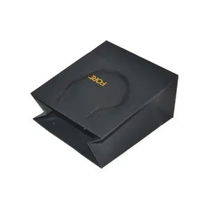 Bolsas <span class=keywords><strong>de</strong></span> Regalo <span class=keywords><strong>de</strong></span> Joyería con Logotipo Personalizado en Lámina Dorada <span class=keywords><strong>de</strong></span> Lujo, Bolsas <span class=keywords><strong>de</strong></span> Compra <span class=keywords><strong>de</strong></span> <span class=keywords><strong>Papel</strong></span> <span class=keywords><strong>Kraft</strong></span> Negro Mate con Asas <span class=keywords><strong>de</strong></span> Cordón <span class=keywords><strong>de</strong></span> Nailon - Product Image 1