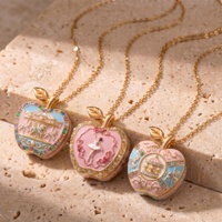 Collier pendentif médaillon photo vintage en émail motif pomme, plaqué or sur cuivre, ouvrable, avec motifs ballerine et carrousel, cadeau