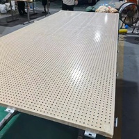 Panneau de plafond en aluminium perforé à micro-pores carrés modernes, imitation bois, absorption acoustique, pour usage en centre commercial