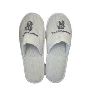 Zapatillas <span class=keywords><strong>de</strong></span> cinco estrellas personalizadas para hoteles y salas <span class=keywords><strong>de</strong></span> spa <span class=keywords><strong>Zapatos</strong></span> <span class=keywords><strong>de</strong></span> algodón desechables biodegradables Reciclables suaves y portátiles - Product Image 1