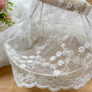 Tela de Encaje Bordada Blanca con Flores 3D y Borde Festoneado para Vestido de Novia, Velo de Novia y Manualidades - Product Image 5