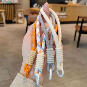 Lanière tressée ajustable avec nœuds ; Sangle détachable ; Sangle de téléphone avec chaîne ; Peut être portée comme un sac bandoulière - Product Image 1