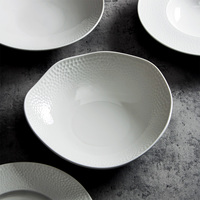 JQY Plats et assiettes blancs Vente en gros Prix d'usine Ensemble de vaisselle en céramique Plats en porcelaine à motif martelé pour restaurant