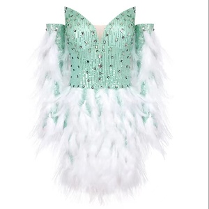 فستان سهرة فاخر للنساء بدون حمالات مع ترتر أخضر لامع وريش أبيض، تصميم خط A قصير مع قفازات - Product Image 3