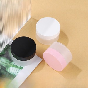 Venta al por mayor de tarros vacíos de plástico esmerilado envases cosméticos de <span class=keywords><strong>5ml</strong></span> a 200ml tamaños con tarro transparente tapa blanca crema hecha de material PP - Product Image 1