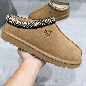 Les bottes d'hiver Uggs sont fabriquées en cuir de haute qualité et conviennent à la fois aux occasions décontractées et aux conditions hivernales. - Product Image 5