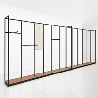 Porte-vêtements mural linéaire fin en métal noir avec accent grille dorée et base en bois – Fabricant