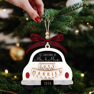 Adorno de Madera de Doble Capa para Coche con Letrero 'Recién Casados' y Personalización de Año para Recuerdo de Boda o Decoración de Árbol de Navidad - Product Image 3