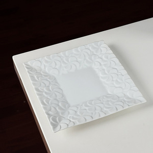 Piatto da portata <span class=keywords><strong>quadrato</strong></span> <span class=keywords><strong>bianco</strong></span> in ceramica con fiori in rilievo, in porcellana, per la casa, la cucina, matrimoni, banchetti e decorazioni da tavola - Product Image 3