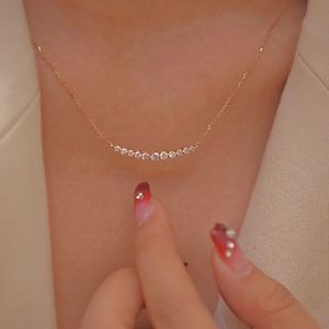 สร้อยคอเพชรทรงโค้งเรียบหรู ดีไซน์มินิมอล รูปทรงยิ้ม  ทองคำแท้ 18k จาก Xinfly Fine Jewelry - Product Image 1