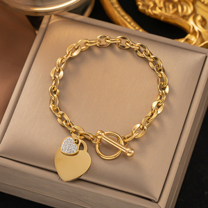 Bracelet chaîne cubaine : plaqué or 18 carats, acier inoxydable 316L avec chiffres romains et breloques papillon carrées - Product Image 6