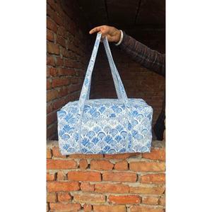 Bolsa de Viaje de Algodón Acolchada Hecha a Mano, Elegante, Ligera, Duradera, con Estampado Tradicional, Perfecta para Vacaciones - Product Image 1