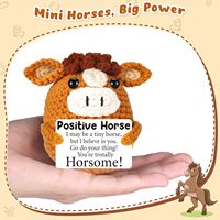 Vente en gros de mini-poupées en peluche au crochet faites à la main, vache, girafe, jouet en laine tricotée, cadeau pour rehausser le moral avec carte de vœux pour amis