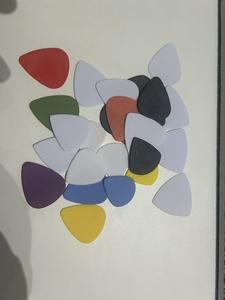 Goedkoopste gitaarplectrum derlin materiaal OEM 0.46/0.6/0.71/0.8 1.0/1.2/1.5mm aangepaste grappige blanco gitaarplectrum plaat - Product Image 6