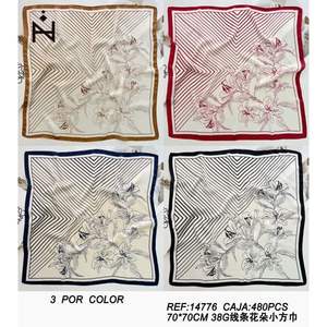 Elegante foulard quadrato floreale 70x70 cm in poliestere leggero, accessorio moda per donna, design traspirante per primavera estate - Product Image 3