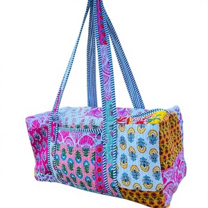 Grand sac de voyage en coton Weekender, sac de sport matelassé fait à la main, sacs de nuit imprimés en blocs, sac de bagage à main, sacs pour femmes - Product Image 1