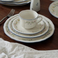 Ensemble de vaisselle en céramique ronde à fleurs enroulées de style rétro français, luxe léger, assiette à dessert, assiette à dîner, soucoupe à café