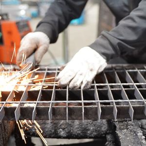 פלטפורמה תעשייתית מותאמת אישית ניקוז ריצוף נירוסטה grating חוזק גבוה ללא החלקה אש עמיד אוויר מודרני - Product Image 6