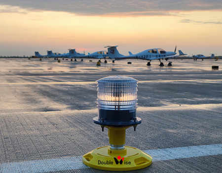 誘導路灯　航空　飛行機　空港　灯火 誘導路灯 航空 飛行機 空港 灯火 空の安全を守るツバサノシゴト