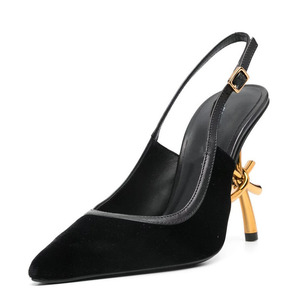Sandalias de tacón alto de charol con punta en pico para mujer, estilo slingback, con lazo dorado y correa trasera metálica - Product Image 1