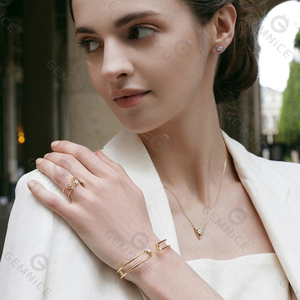 Ensemble de bijoux pour femmes Gemnel Tendy en argent 925, géométrique, en forme de V, avec zircone taille ronde - Product Image 2