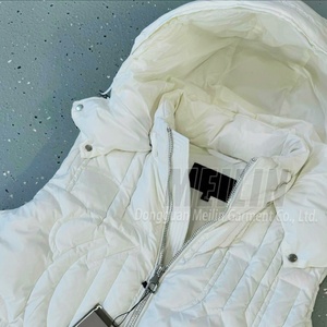 Gilet matelassé sans manches pour homme, design tendance 2024, avec capuche, double fermeture éclair, haute qualité, coupé et cousu - Product Image 3