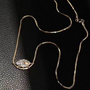 Collana con Pendente Geometrico in Oro 18K con Diamante a Occhio di Cavallo <span class=keywords><strong>da</strong></span> 5 Carati Coltivato in Laboratorio, Certificato IGI, a Forma di Croce - Product Image 3