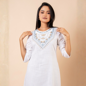 Vestido midi de lino elegante, duradero y con bordado de alta calidad, en color blanco. - Product Image 5