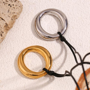 女性用18KPVDゴールドステンレススチールラウンドペンダントレザーロープネックレス - Product Image 2